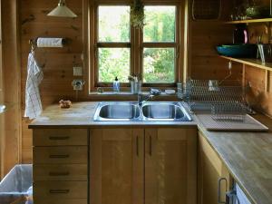 Kuchyň nebo kuchyňský kout v ubytování Charming Artist's Cabin With Sea View Near Bergen