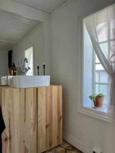 una cocina con fregadero y ventana en Idyllic Farmhouse From 1840 With Sea View In Spind, en Farsund