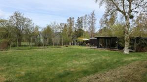 une maison dans un champ avec une cour verte dans l'établissement Summer House Charm Near Hårbølle Havn, à Askeby 19 autres photos