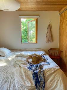ein Teddybär sitzt auf einem Bett in einem Schlafzimmer in der Unterkunft Relaxing Archipelago Cottage Near Stockholm in Muskö