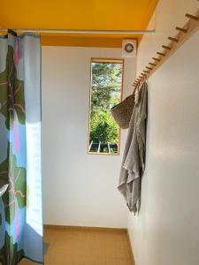 ein Badezimmer mit Dusche und Fenster in der Unterkunft Relaxing Archipelago Cottage Near Stockholm in Muskö + 17 Fotos