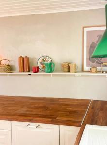 Un estante con varios cuencos y cestas encima. en Holiday Home With Wild Garden By The Fjord, en Jægerspris