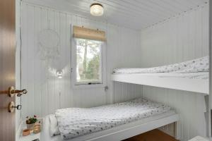 Una cama o camas en una habitación de Charm And Idyll In Hou