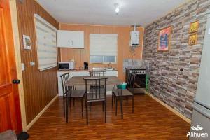 Una cocina con una mesa y sillas en una habitación. en Arriendo cerca Puerto Varas, en Puerto Montt