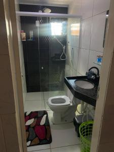 a bathroom with a shower and a toilet and a sink at Casa para temporada Garanhuns - Natal Luz, Festival do vinho, Festival de inverno, Viva dominguinhos in Garanhuns