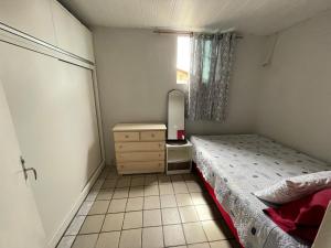 a bedroom with a bed and a dresser and a window at Casa para temporada Garanhuns - Natal Luz, Festival do vinho, Festival de inverno, Viva dominguinhos in Garanhuns