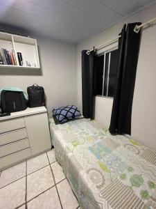 a bedroom with a bed and a dresser and a window at Casa para temporada Garanhuns - Natal Luz, Festival do vinho, Festival de inverno, Viva dominguinhos in Garanhuns
