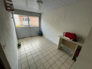 an empty room with a door and a tiled floor at Casa para temporada Garanhuns - Natal Luz, Festival do vinho, Festival de inverno, Viva dominguinhos in Garanhuns