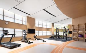 Fitness centrum a/nebo fitness zařízení v ubytování Hilton Garden Inn Xingyi Orange Hill Plaza