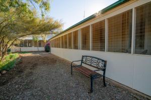 eine Bank vor einem Gebäude in der Unterkunft Mount Wood Homestead 