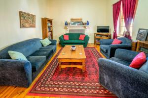 ein Wohnzimmer mit Sofas und einem Couchtisch in der Unterkunft Mount Wood Homestead 