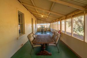 ein Esszimmer mit einem Tisch und Stühlen in einem Haus in der Unterkunft Mount Wood Homestead 