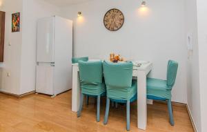 Dapur atau dapur kecil di Gorgeous Apartment In Privlaka +13 gambar