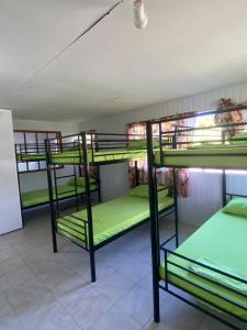 Postel nebo postele na pokoji v ubytování Alaroots Rangiroa