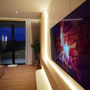 Viewpoint Khaoyai Hotel的电视和/或娱乐中心