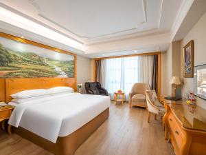 Vienna International Hotel Changsha BBK Meixi Xintiandi Branch客房内的一张或多张床位