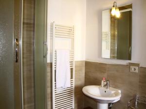 ein Badezimmer mit Waschbecken und Spiegel in der Unterkunft Idyllic holiday home in Vinci with swimming pool in Vinci + 32 Fotos