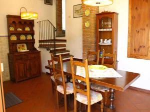 ein Esszimmer mit einem Holztisch und Stühlen in der Unterkunft Idyllic holiday home in Vinci with swimming pool in Vinci