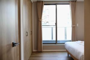 Een bed of bedden in een kamer bij New open 岸里玉出 Maison Le Jaune 玉子心斋桥道顿崛电车直达