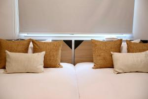 een groep kussens op een bank in een kamer bij New open 岸里玉出 Maison Le Jaune 玉子心斋桥道顿崛电车直达 in Osaka