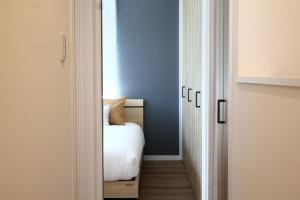 Een bed of bedden in een kamer bij New open 岸里玉出 Maison Le Jaune 玉子心斋桥道顿崛电车直达