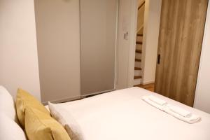 Een bed of bedden in een kamer bij New open 岸里玉出 Maison Le Jaune 玉子心斋桥道顿崛电车直达