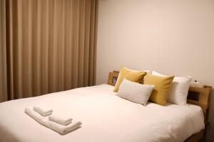 Een bed of bedden in een kamer bij New open 岸里玉出 Maison Le Jaune 玉子心斋桥道顿崛电车直达