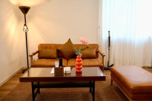 een woonkamer met een bank en een salontafel bij New open 岸里玉出 Maison Le Jaune 玉子心斋桥道顿崛电车直达 in Osaka +27 foto's