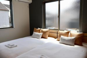 Een bed of bedden in een kamer bij New open 岸里玉出 Maison Le Jaune 玉子心斋桥道顿崛电车直达