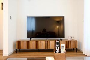 Een TV en/of entertainmentcenter bij New open 岸里玉出 Maison Le Jaune 玉子心斋桥道顿崛电车直达
