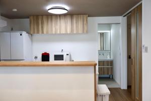Een keuken of kitchenette bij New open 岸里玉出 Maison Le Jaune 玉子心斋桥道顿崛电车直达