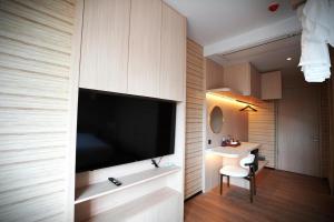 Viewpoint Khaoyai Hotel的电视和/或娱乐中心