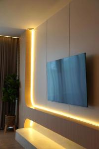 Viewpoint Khaoyai Hotel的电视和/或娱乐中心