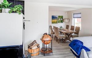 a living room with a table and a dining room at 4 Bedroom Cozy Home In Hol I Tjeldsund in Dragland