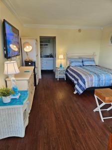 Ένα ή περισσότερα κρεβάτια σε δωμάτιο στο Sunset Cove - Water View +46 φωτογραφίες