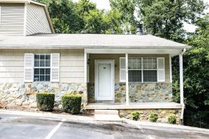 ナッシュビルにあるRecently Remodeled - Minutes from Downtown & BNAの白い扉付石造りの家