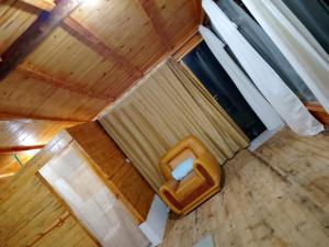 an overhead view of a chair in a room at CABAÑAS ALASKA in Sesquilé +32 photos