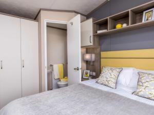 En eller flere senge i et værelse på Sandy Shores - Hayling Island + 21 billeder