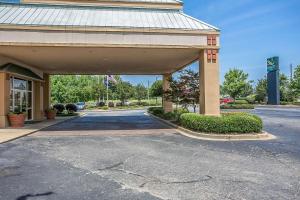 萨姆特Sumter Inn的建筑物前的空停车场
