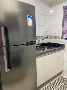 a stainless steel refrigerator in a kitchen at Apto Completo com Cozinha Equipada in Valparaíso de Goiás