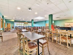 En restaurant eller et andet spisested på Mariner's Meadow - Hayling Island