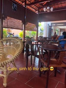 Restaurace v ubytování Quốc Ân Motel