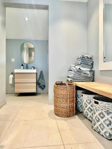 un baño con lavabo y espejo en Nature Gem With Pool In Hvaler, en Rød 21 fotos más