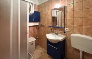 Koupelna v ubytování Nice Apartment In Lecce Nei Marsi