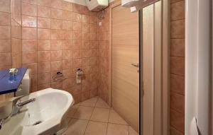 Koupelna v ubytování Nice Apartment In Lecce Nei Marsi