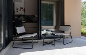 zwei Stühle und ein Tisch in einem Raum in der Unterkunft 2 Bedroom Beautiful Home In Kremena in Kremena