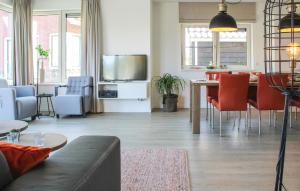 Μια τηλεόραση ή/και κέντρο ψυχαγωγίας στο 4 Bedroom Amazing Home In Idskenhuizen
