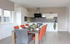 Η κουζίνα ή μικρή κουζίνα στο 4 Bedroom Amazing Home In Idskenhuizen