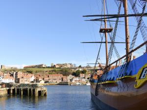un barco alto atracado en un cuerpo de agua en Bosun's Quarters, en Whitby 2 fotos más