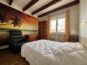 une chambre avec un lit, une chaise et une fenêtre dans l'établissement Maison 3 pièces au cœur de Saint-Pierre d’Oléron, 6 couchages - FR-1-246A-359, à Saint-Pierre-dʼOléron